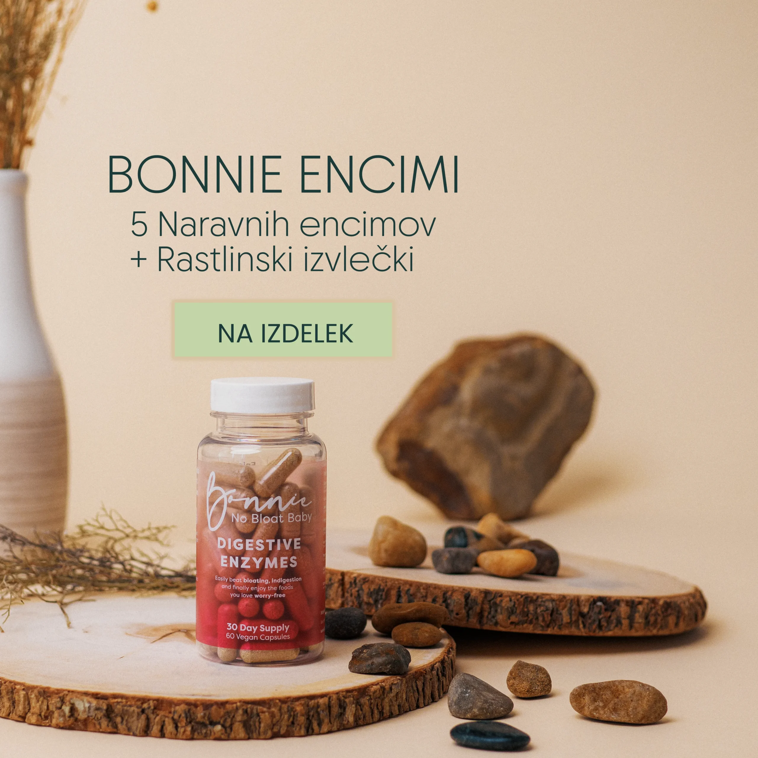 Bonnie Enzymes na leseni ploskvi, spodaj rezano cvetje in napis: Bonnie Encimi, 5 naravnih encimov + rastlinski izvlečki