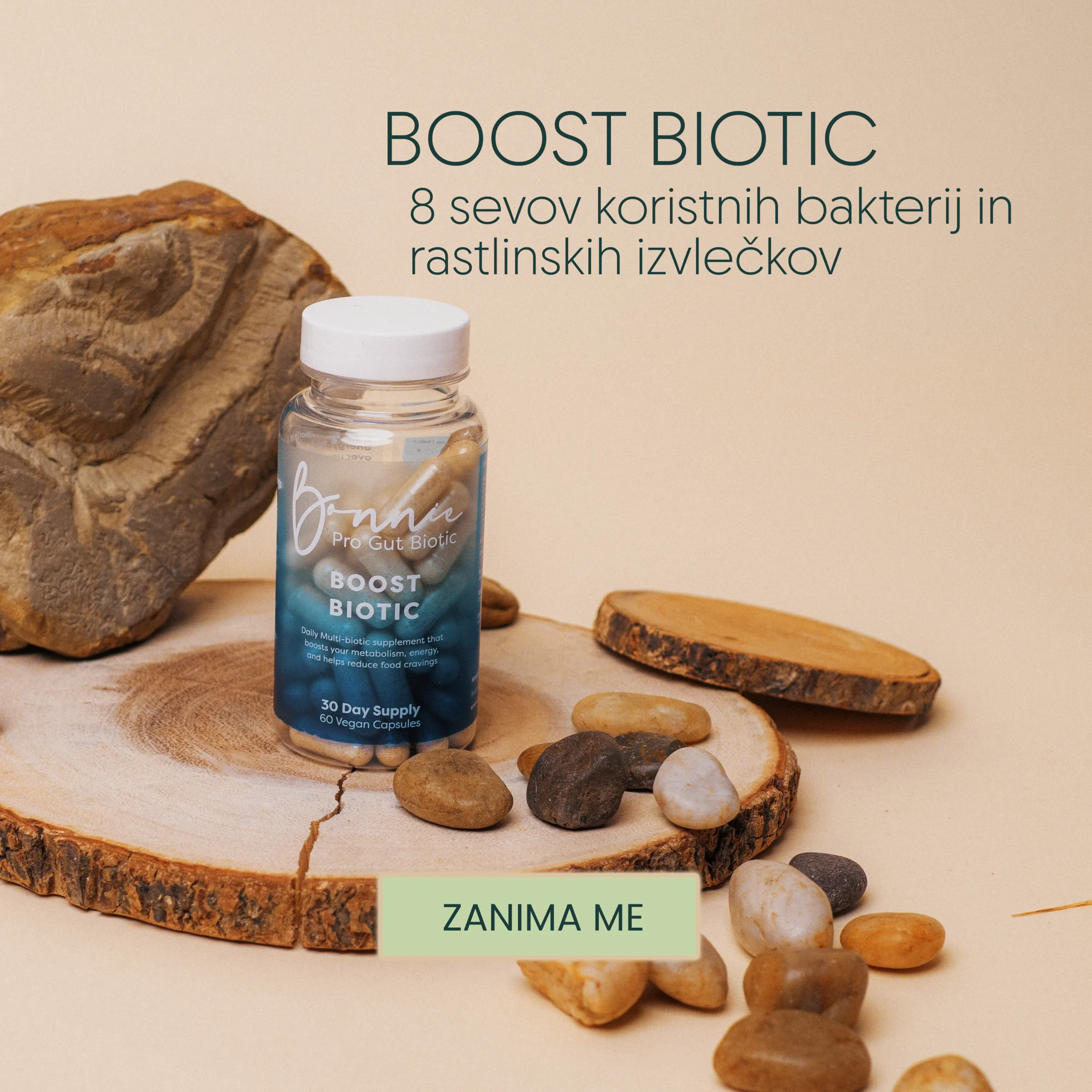 Boost Biotic na kamniti podlagi, zadaj lesena ploskev in napis: Boost Biotic, 8 sevov koristnih bakterij in rastlinskih izvlečkov