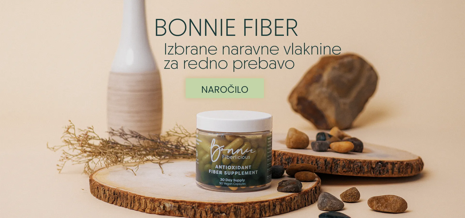 Bonnie Fiber na leseni podlagi, v ozadju vaza in napis Bonnie Fiber, izbrane naravne vlaknine za redno prebavo